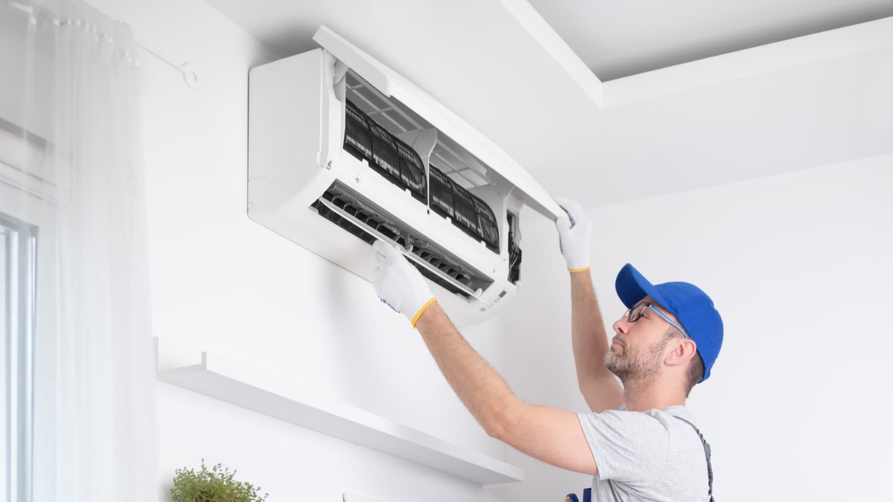 Instalación de aire acondicionado: técnico montando la unidad interior de un split de pared