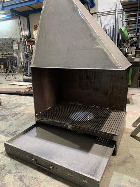Casete de leña con campana y parrilla durante su fabricación a medida