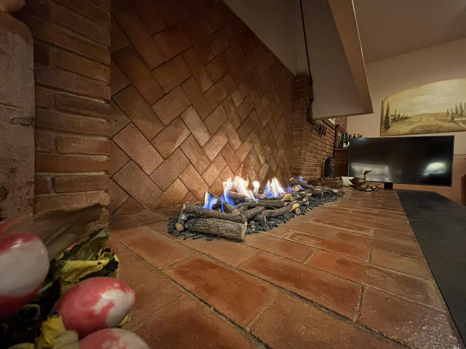 Chimenea de ladrillo reconvertida de leña a gas