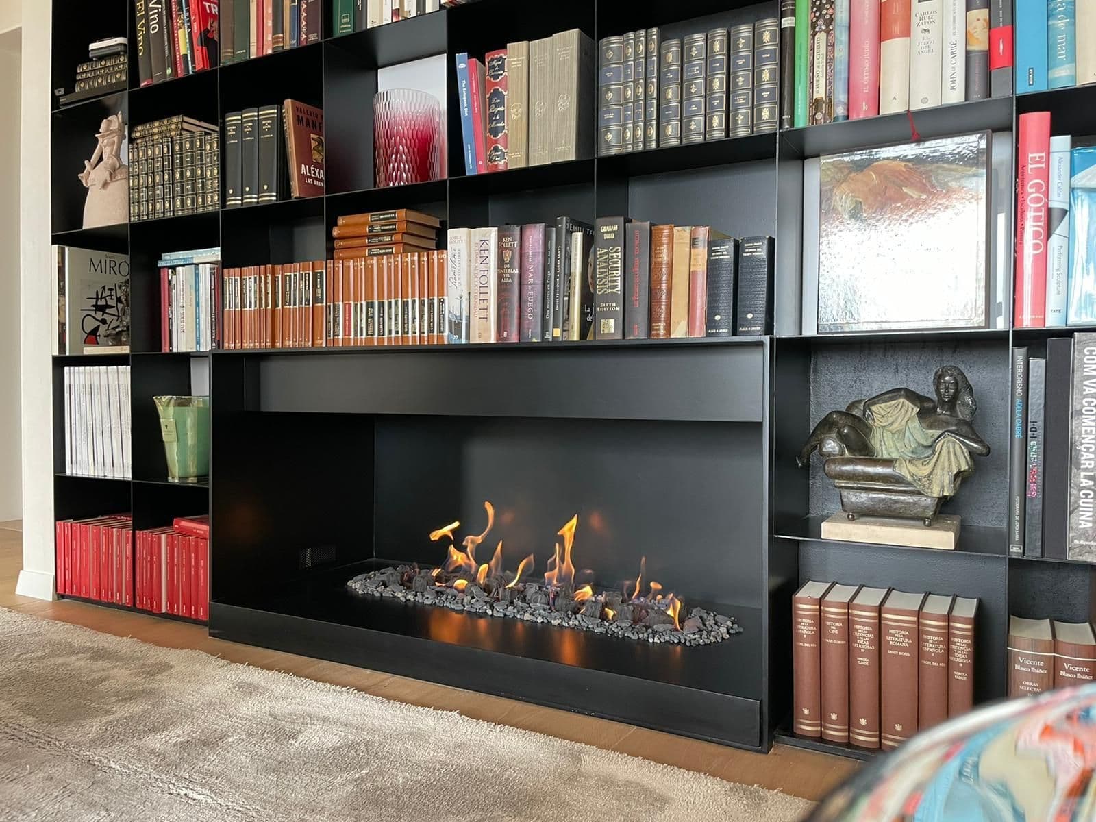 Chimenea de gas atmosférica integrada en una librería a medida, en Barcelona