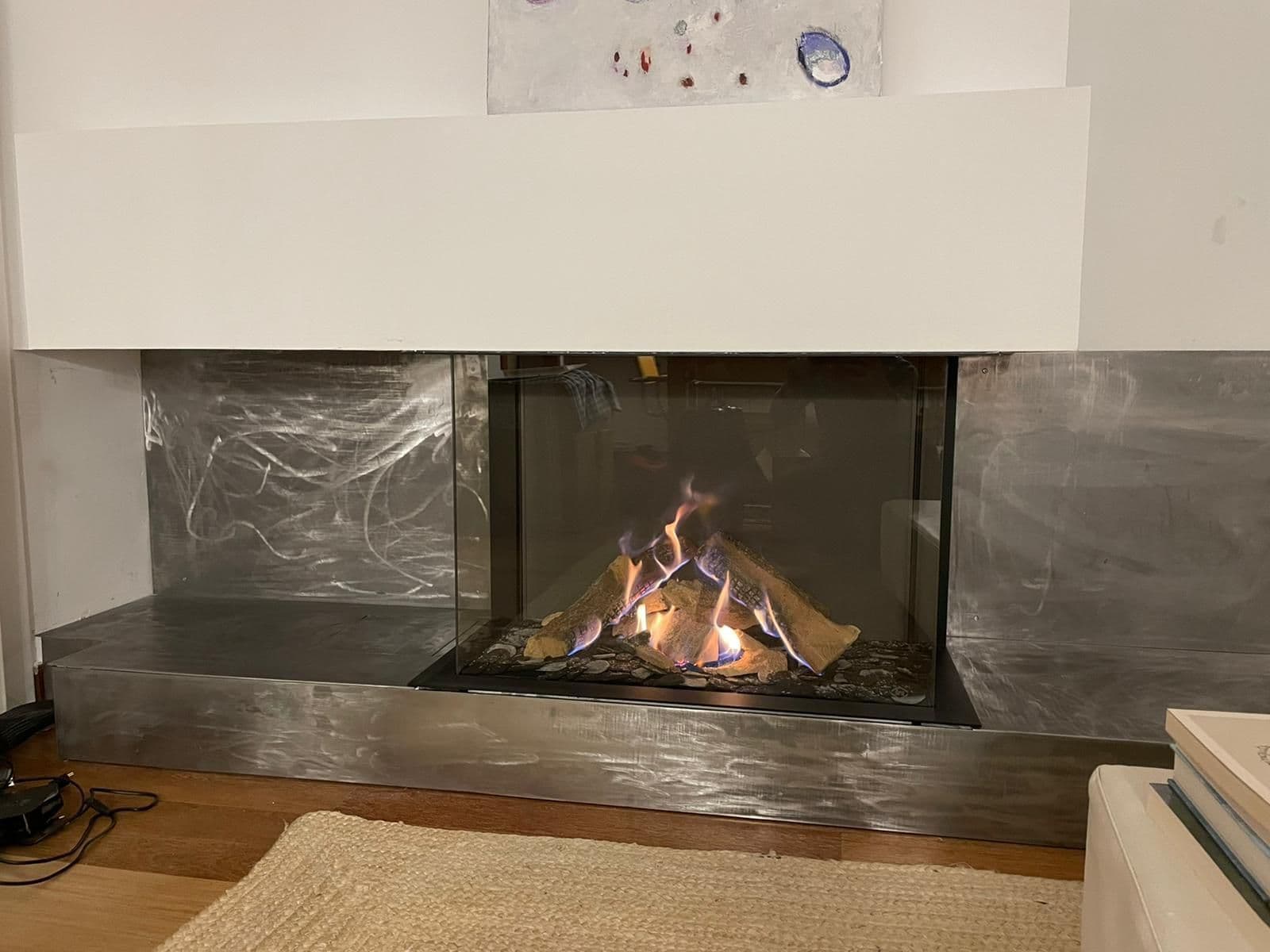 Chimenea de gas estanca de tres caras encendida en un salón