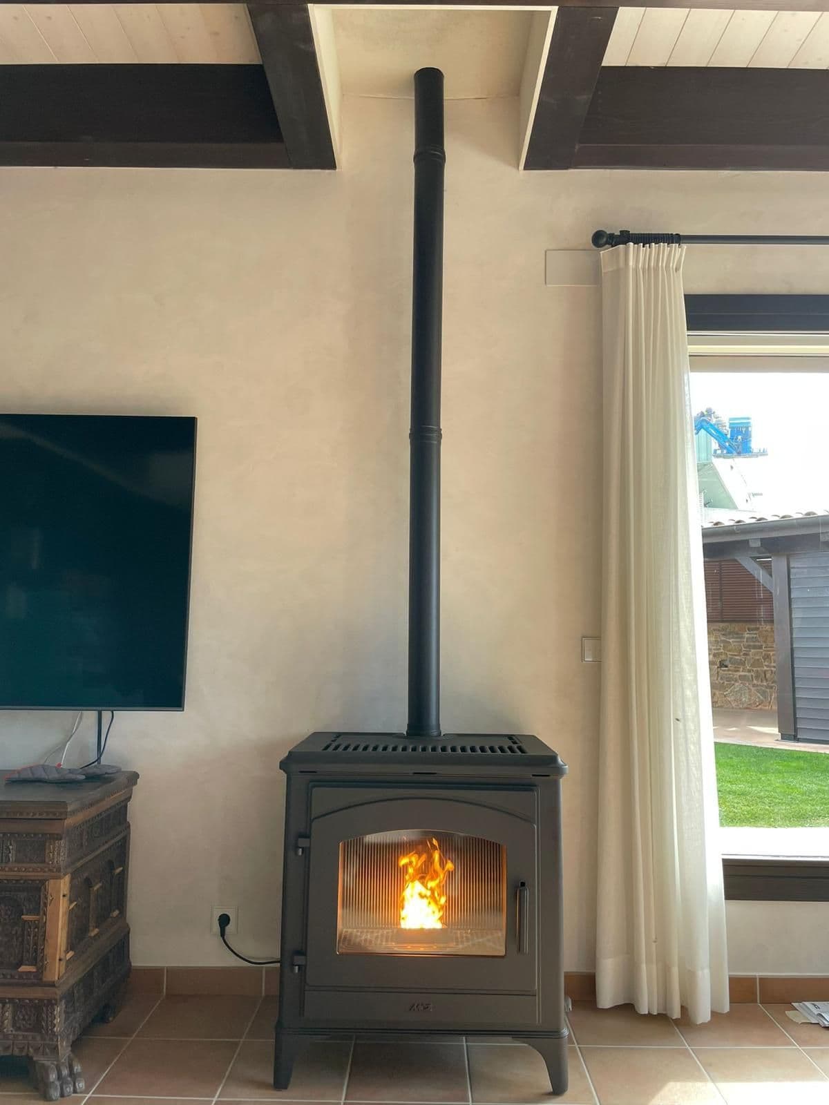 Proyecto de Clima Difusión: estufa de pellet instalada en el salón