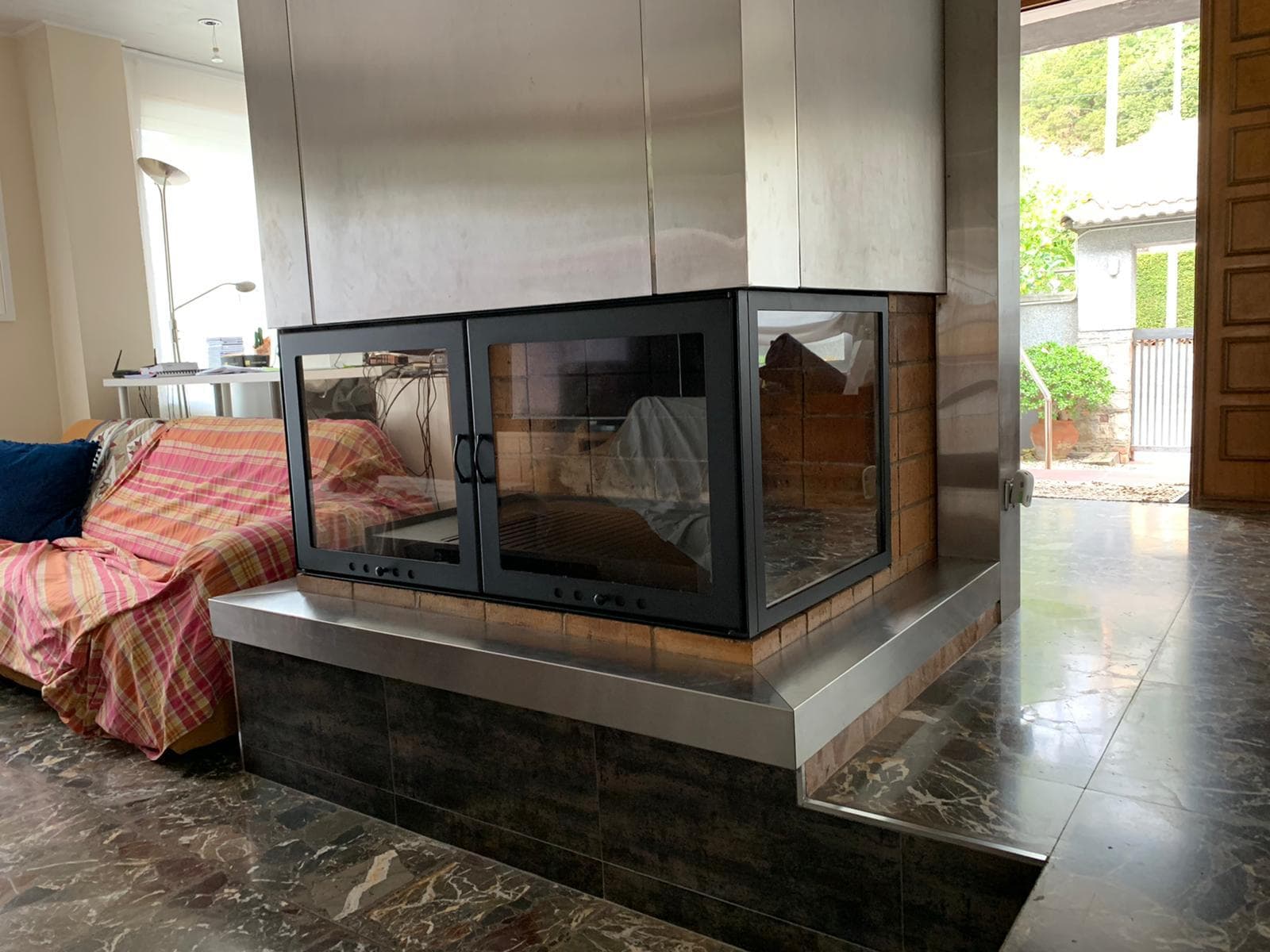 Cerramiento a medida para chimenea de leña, con puertas de cristal