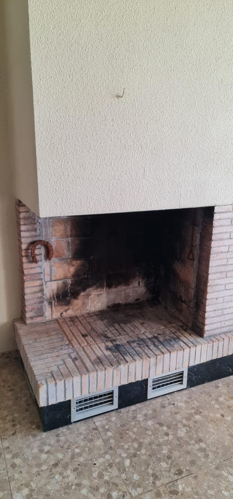 Chimenea de leña abierta de ladrillo antes de cerrarla